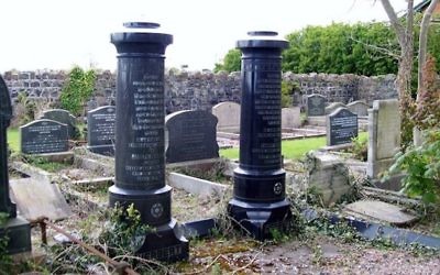 Tombes juives au cimetière de la ville de Belfast, en Irlande du Nord. (Crédit : Eric Jones/ Geograph.ie, Creative Commons via JTA)