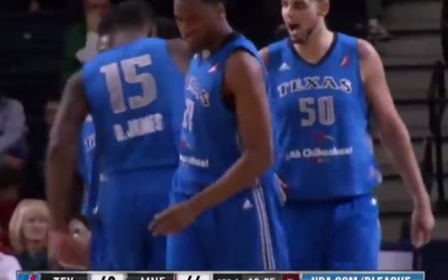 Eric Griffin, joueur de basket-ball de la NBA jouera dans le championnat israélien en 2016-2017. Il est ici au centre, pendant un match de NBA, en décembre 2014. (Crédit : capture d'écran YouTube/nbadleague)