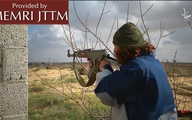Une image extraite d'un clip vidéo publié par le groupe du Sinaï affilié au groupe Etat islamique, le 1er Août 2016 (Crédit : MEMRI) Une image extraite d'un clip vidéo publié par le groupe du Sinaï affilié au groupe Etat islamique, le 1er Août 2016 (Crédit : MEMRI)
