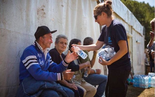 Des volontaires d'IsraAID avec les victimes du séisme à Scai, en Italie, le 27 août 2016. (Crédit : autorisation) Des volontaires d'IsraAID avec les victimes du séisme à Scai, en Italie, le 27 août 2016. (Crédit : autorisation)