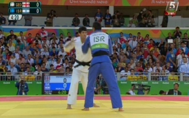 Illustration : Le judoka israélien Sagi Muki affronte le géorgien Lasha Shavdatuashvili dans le combat pour la médaille de bronze de judo des -73kg aux Jeux olympiques de Rio, le 8 août 2016. (Crédit : capture d'écran Chaîne 56)