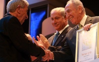 Le président Shimon Peres d'alors et le Premier ministre Benjamin Netanyahu décernent le Prix Israël à Nachum Heiman à Jérusalem le 29 avril 2009. (Crédit photo: Kobi Gideon / Flash90)