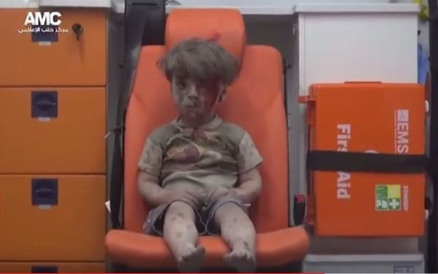 Omran Daqneesh, 5 ans, après le bombardement de sa maison à Alep, le 17 août 2016. Sa photo a fait le tour du monde, et est, selon Washington, "le vrai visage" du conflit. (Crédit : capture d'écran YouTube/BBC News) Omran Daqneesh, 5 ans, après le bombardement de sa maison à Alep, le 17 août 2016. Sa photo a fait le tour du monde, et est, selon Washington, "le vrai visage" du conflit. (Crédit : capture d'écran YouTube/BBC News)