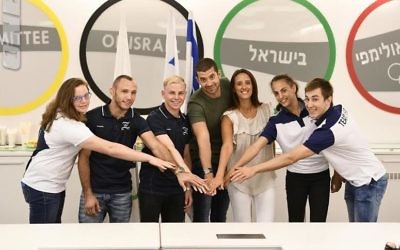 De gauche à droite: Raz Hershko, Andrey Tsaryuk, David Albrdian, Oren Shabat Laurent, Sivan Laurent Shabat, Linoy Ashram et Yuval Freilich (Crédit : Autorisation du Comité olympique d'Israël)