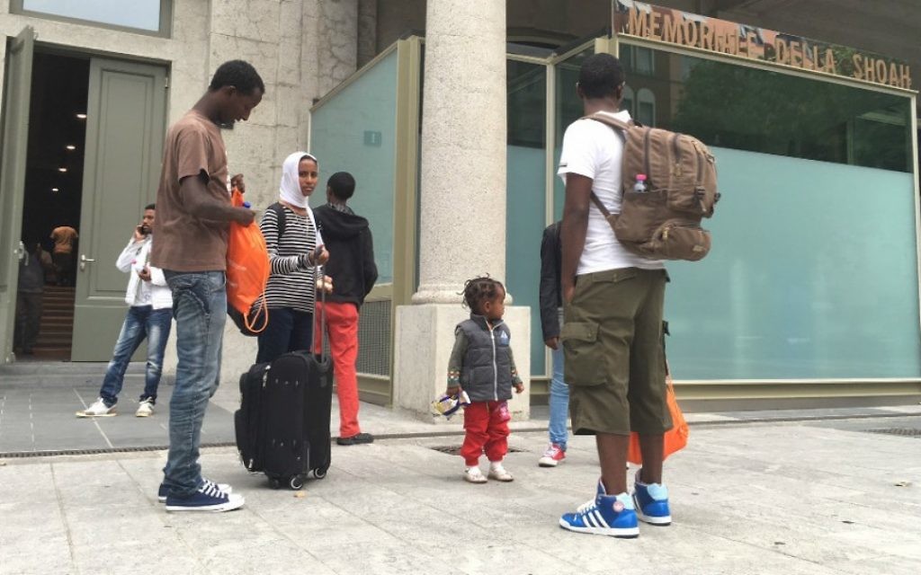 Les réfugiés ont un endroit où dormir, un petit-déjeuner, et un déjeuner à emporter avant de partir pour la journée du mémorial de l'Holocauste de Milan, situé sous la gare centrale de la ville, à l'été 2016. (Crédit : Rossella Tercatin/ Times of Israel)