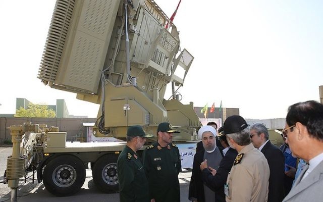 Le président iranien Hassan Rouhani (3° à droite) et son ministre de la Défense Hossein Dehghan (2° à gauche) près du nouveau système de défense anti-missiles Bavar 373 à Téhéran, le 21 août 2016. (Crédit : Présidence iranienne/AFP) Le président iranien Hassan Rouhani (3° à droite) et son ministre de la Défense Hossein Dehghan (2° à gauche) près du nouveau système de défense anti-missiles Bavar 373 à Téhéran, le 21 août 2016. (Crédit : Présidence iranienne/AFP)
