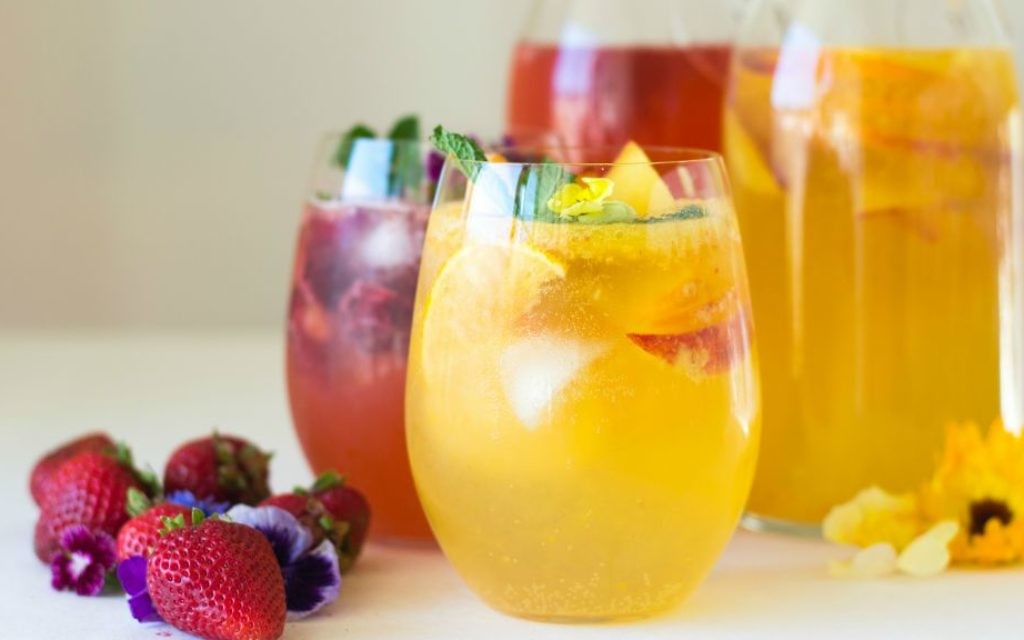 Sangria à la pêche blanche avec de l'eau à la fleur d'oranges et la Sangria fraise rosé (Crédit : Samantha Ferraro / via JTA) Sangria à la pêche blanche avec de l'eau à la fleur d'oranges et la Sangria fraise rosé (Crédit : Samantha Ferraro / via JTA)