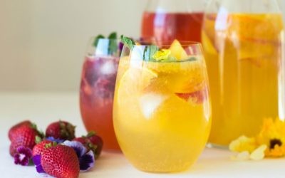 Sangria à la pêche blanche avec de l'eau à la fleur d'oranges  et la Sangria fraise rosé (Crédit : Samantha Ferraro / via JTA)