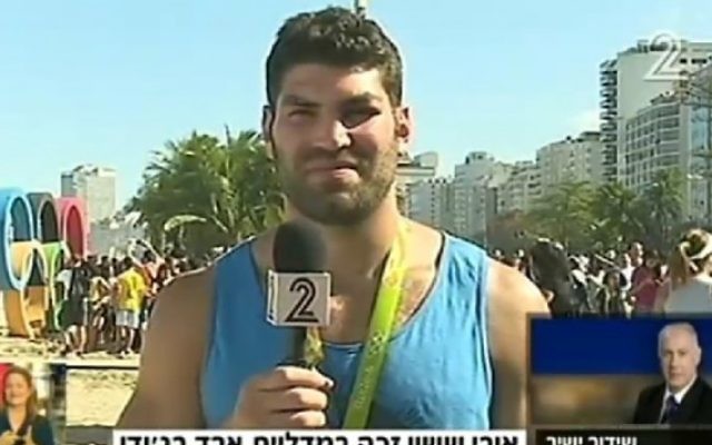Le judoka israélien Or Sasson au téléphone avec le Premier ministre Benjamin Netanyahu au lendemain de l'obtention de sa médaille de bronze dans le tournoi de judo masculin des +100 kg aux Jeux olympiques de Rio, le 13 août 2016. (crédit : capture d'écran Deuxième chaîne) Le judoka israélien Or Sasson au téléphone avec le Premier ministre Benjamin Netanyahu au lendemain de l'obtention de sa médaille de bronze dans le tournoi de judo masculin des +100 kg aux Jeux olympiques de Rio, le 13 août 2016. (crédit : capture d'écran Deuxième chaîne)