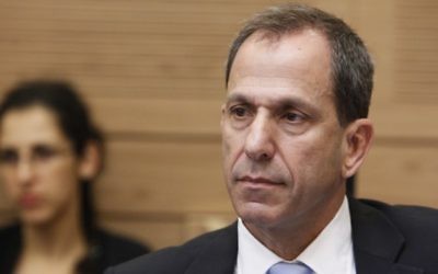 Le professeur Shmuel Hauser, président de l'Autorité des titres israélienne, pendant une commission des Finances de la Knesset. (Crédit : Miriam Alster/Flash90) Le professeur Shmuel Hauser, président de l'Autorité des titres israélienne, pendant une commission des Finances de la Knesset. (Crédit : Miriam Alster/Flash90)