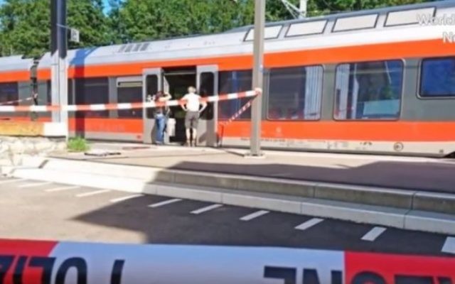 Les autorités suisses inspectent un wagon de train après une attaque contre plusieurs passagers, dont un enfant de 6 ans, le 13 août 2016. (Crédit : capture d'écran YouTube) Les autorités suisses inspectent un wagon de train après une attaque contre plusieurs passagers, dont un enfant de 6 ans, le 13 août 2016. (Crédit : capture d'écran YouTube)