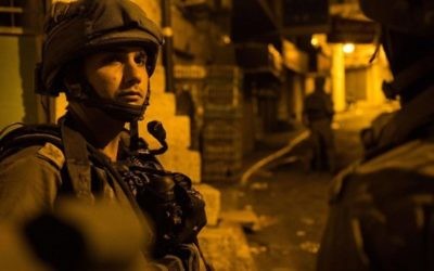 Raid nocturne de l'armée israélienne en Cisjordanie, le 1er août 2016. (Crédit : armée israélienne)