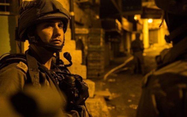 Raid nocturne de l'armée israélienne en Cisjordanie, le 1er août 2016. (Crédit : armée israélienne) Raid nocturne de l'armée israélienne en Cisjordanie, le 1er août 2016. (Crédit : armée israélienne)