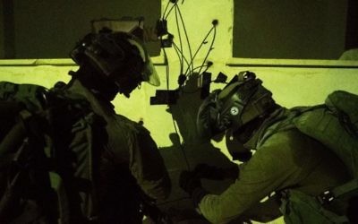 Les troupes israéliennes se préparent à démolir le domicile du terroriste palestinien Muhammad Nasser Tarayrah, 17 ans, qui a poignardé à mort dans son sommeil Hallel Yaffa Ariel, 13 ans, à Kiryat Arba en juin, à Bani Naim, le 15 août 2016. (Crédit : bureau des porte-paroles de l'armée israélienne)
