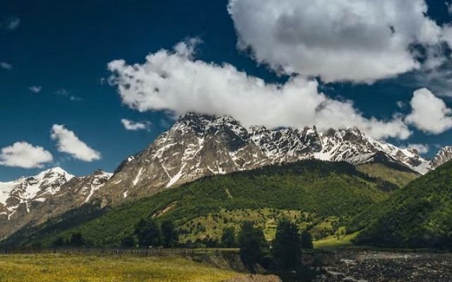 Le mont Ouchba, en Géorgie. (Crédit : capture d'écran YouTube)