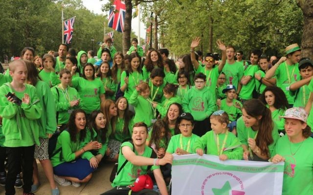 De jeunes malades profitant de Londres en juillet 2016, un camp d'été organisé par Zichron Menachem, qui aide les enfants atteints du cancer et leurs familles (Crédit : Autorisation Zichron Menachem)