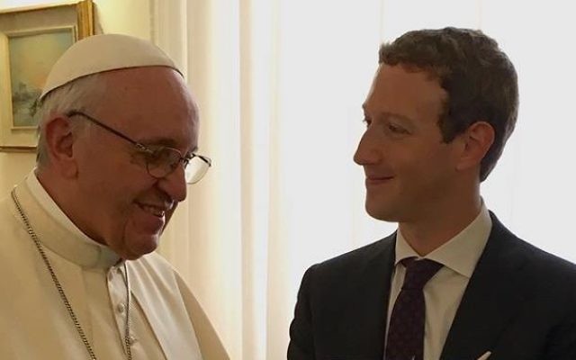 Le pape François (à gauche) avec le fondateur de Facebook, Mark Zuckerberg, au Vatican, le 29 août 2016. (Crédit : Facebook) Le pape François (à gauche) avec le fondateur de Facebook, Mark Zuckerberg, au Vatican, le 29 août 2016. (Crédit : Facebook)