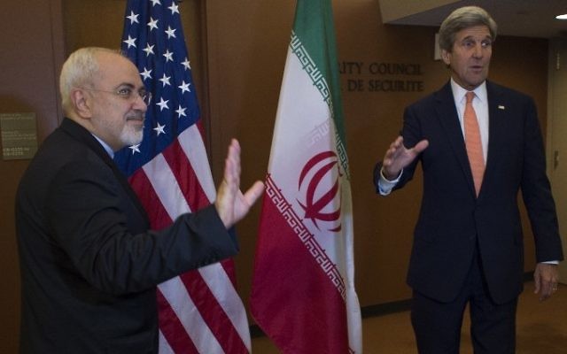 John Kerry avec le ministre iranien des Affaires étrangères Mohammad Javad Zarif, aux Nations unies, à New York, le 19 avril 2016. (Crédit : Don Emmert/AFP)