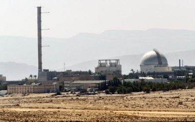 Vue partielle de la centrale nucléaire de Dimona, dans le Néguev, au sud d'Israël, le 8 septembre 2002. (Crédit : Thomas Coex/AFP)