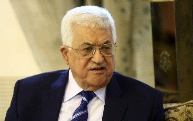 Le président de l'Autorité palestinienne Mahmoud Abbas à l'aéroport de Khartoum, le 19 juillet 2016. (Crédit : AFP/Ashraf Shazly)