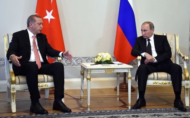 Le président russe Vladimir Poutine et le président turc Recep Tayyip Erdogan au Palais Konstantinovsky Palace près de Saint-Pétersbourg, le 9 août 2016. (Crédit : Alexander Nemenov/AFP) Le président russe Vladimir Poutine et le président turc Recep Tayyip Erdogan au Palais Konstantinovsky Palace près de Saint-Pétersbourg, le 9 août 2016. (Crédit : Alexander Nemenov/AFP)