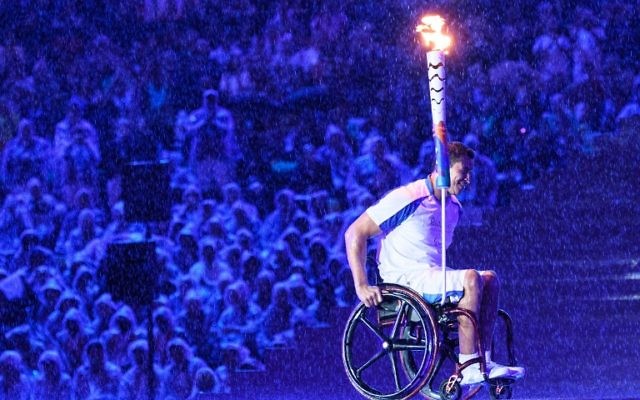 Le nageur brésilien Clodoaldo Silva tient la flamme paralympique pour l'allumer la vasque lors de la cérémonie d'ouverture des Jeux paralympiques de Rio 2016 au stade Maracana à Rio de Janeiro le 7 septembre 2016. (Crédit : AFP / Yasuyoshi CHIBA).