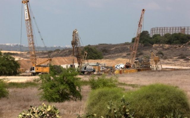 Des grues et d'autres engins sur le côté israélien de la frontière avec la bande de Gaza, le 8 septembre 2016. (Crédit : AFP/Menahem Kahana)