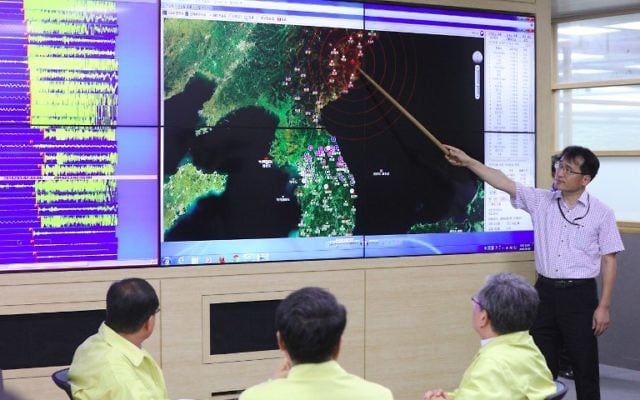 Un responsable sud-coréen de l'Administration météorologique coréenne à Séoul montre sur une carte l'épicentre des ondes sismiques en Corée du Nord le 9 septembre 2016, suite à un autre essai nucléaire par la Corée du Nord. (Crédit : AFP / Yonhap)