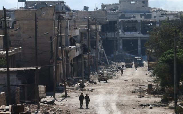 Des combattants syriens pro-régime dans les rues de Ramussa, après leur prise de contrôle d'un district stratégiquement important dans la banlieue d'Alep la veille, le 9 septembre 2016. (Crédit : AFP/George Ourfalian) Des combattants syriens pro-régime dans les rues de Ramussa, après leur prise de contrôle d'un district stratégiquement important dans la banlieue d'Alep la veille, le 9 septembre 2016. (Crédit : AFP/George Ourfalian)