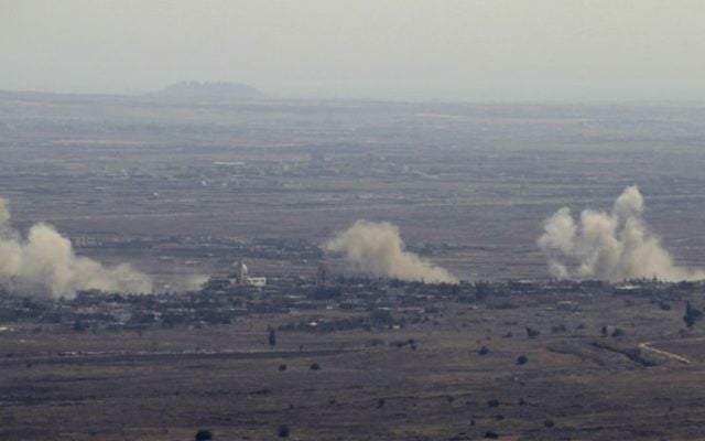 La fumée monte du village syrien de Jubata al-Khashab, après des frappes de l'armée israélienne sur des positions de l'armée syrienne en représailles après un tir de mortier syrien sur le plateau du Golan, le 10 septembre 2016. (Crédit : Jalaa Marey/AFP) La fumée monte du village syrien de Jubata al-Khashab, après des frappes de l'armée israélienne sur des positions de l'armée syrienne en représailles après un tir de mortier syrien sur le plateau du Golan, le 10 septembre 2016. (Crédit : Jalaa Marey/AFP)