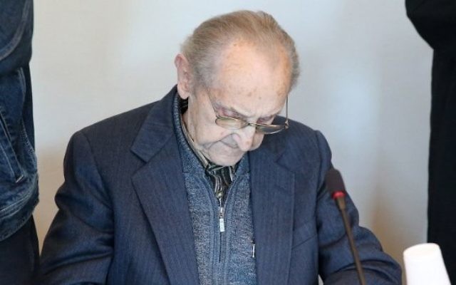 L'ancien infirmier SS Hubert Zafke, 95 ans, accusé de complicité de 3 681 meurtres à Auschwitz en 1944, attend son procès au tribunal de Neubrandenburg, le 12 septembre 2016. (Crédit : Bernd Wüstneck/dpa/AFP) L'ancien infirmier SS Hubert Zafke, 95 ans, accusé de complicité de 3 681 meurtres à Auschwitz en 1944, attend son procès au tribunal de Neubrandenburg, le 12 septembre 2016. (Crédit : Bernd Wüstneck/dpa/AFP)