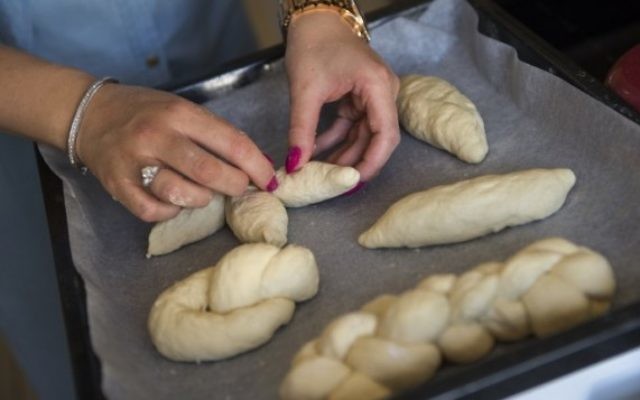 Un membre de la communauté juive de Porto prépare les hallot de Shabbat, le 2 septembre 2016. (Crédit  : AFP/Miguel Riopa)