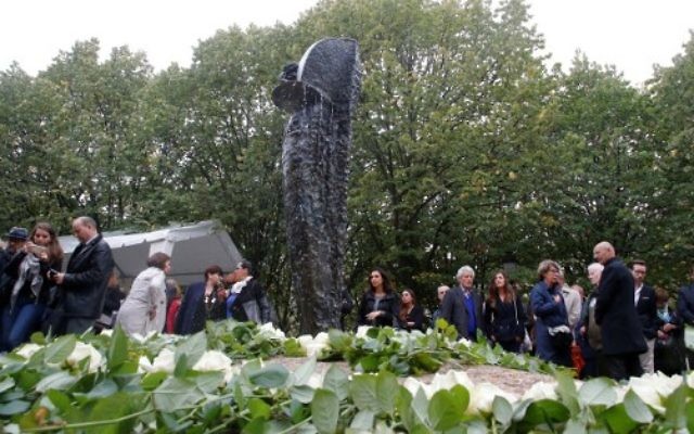 Rassemblement devant le monument aux victimes du terrorisme après une cérémonie à l'Hôtel des Invalides, à Paris, le 19 septembre 2016. (Crédit : AFP/Pool/Michel Euler Rassemblement devant le monument aux victimes du terrorisme après une cérémonie à l'Hôtel des Invalides, à Paris, le 19 septembre 2016. (Crédit : AFP/Pool/Michel Euler