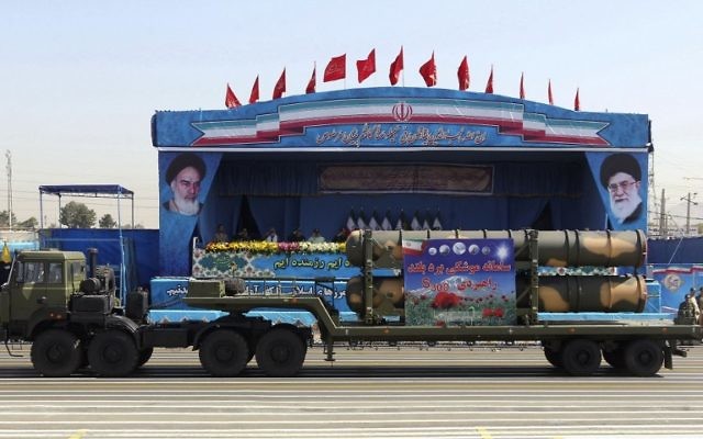 Un camion militaire iranien transporte des morceaux du système de défense aérienne S-300 pendant la parade militaire annuelle marquant le début de la guerre Iran - Irak, à Téhéran, le 21 septembre 2016. (Crédit : Chavosh Homavandi/AFP) Un camion militaire iranien transporte des morceaux du système de défense aérienne S-300 pendant la parade militaire annuelle marquant le début de la guerre Iran - Irak, à Téhéran, le 21 septembre 2016. (Crédit : Chavosh Homavandi/AFP)