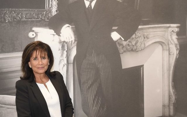 La journaliste française Anne Sinclair, petite-fille du légendaire vendeur d’œuvres d'art français Paul Rosenberg (1881-1959), au vernissage de l'exposition sur sa vie, "21 rue de la Boétie" au musée de la Boverie à Liège, en Belgique, le 21 septembre 2016. (Crédit : John Thys/AFP) La journaliste française Anne Sinclair, petite-fille du légendaire vendeur d’œuvres d'art français Paul Rosenberg (1881-1959), au vernissage de l'exposition sur sa vie, "21 rue de la Boétie" au musée de la Boverie à Liège, en Belgique, le 21 septembre 2016. (Crédit : John Thys/AFP)