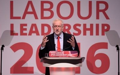 Jeremy Corbyn après sa réélection à la tête du Labour britannique, pendant la conférence du parti à Liverpool, le 24 septembre 2016. (Crédit : Oli Scarff/AFP)