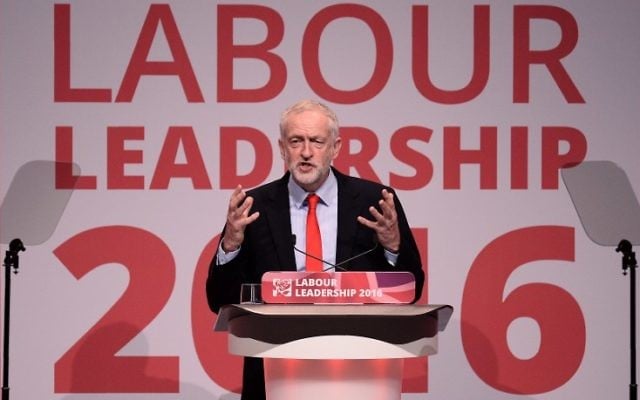 Jeremy Corbyn après sa réélection à la tête du Labour britannique, pendant la conférence du parti à Liverpool, le 24 septembre 2016. (Crédit : Oli Scarff/AFP)