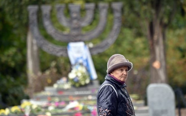 Raisa Maistrenko au monument de Babi Yar à Kiev le 23 septembre, 2016, quelques jours avant que l'Ukraine ne marque le 75e anniversaire des exécutions massives de Juifs par les nazis pendant la Seconde Guerre mondiale en septembre 1941 (AFP Photo / Sergei SUPINSKY)