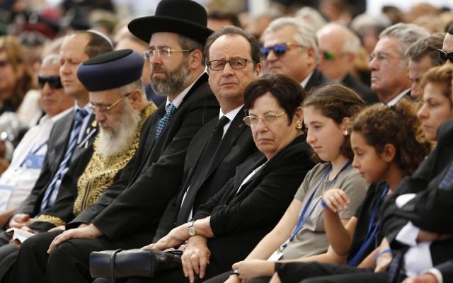 Le président français François Hollande (C) assiste aux funérailles de l'ancien président israélien Shimon Peres au cimetière militaire du mont Herzl à Jérusalem le 30 septembre 2016. (Crédit : AFP / POOL / ABIR SULTAN)