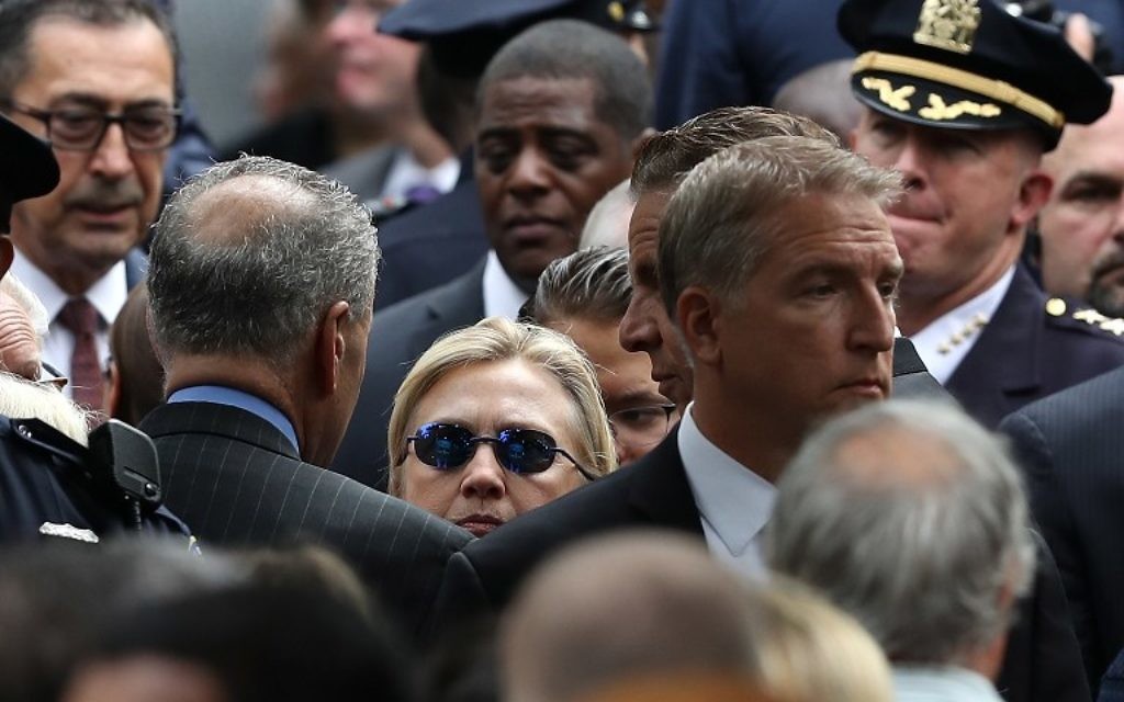 La candidate démocrate à la présidentielle, Hillary Clinton, pendant les cérémonies de commémoration des attentats du 11 septembre 2011 à New York, le 11 septembre 2016. (Crédit : Justin Sullivan/Getty Images/AFP) La candidate démocrate à la présidentielle, Hillary Clinton, pendant les cérémonies de commémoration des attentats du 11 septembre 2011 à New York, le 11 septembre 2016. (Crédit : Justin Sullivan/Getty Images/AFP)