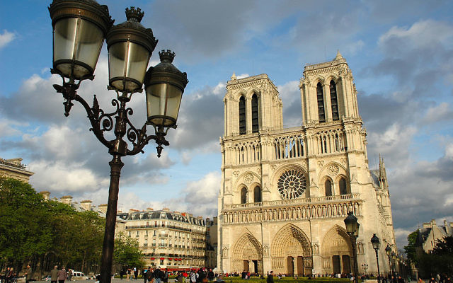 Vue sur la cathédrale de Notre-Dame de Paris (Crédit : GuidoR/CC BY-SA 3.0/Wikimedia commons)