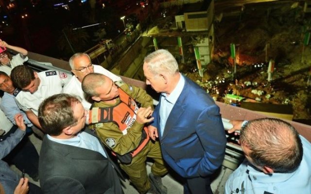 Le Premier ministre Benjamin Netanyahu sur le site d'un parking effondré à Ramat Hachayal à Tel Aviv, le 5 septembre 2016 (Crédit : Kobi Gideon / GPO) Le Premier ministre Benjamin Netanyahu sur le site d'un parking effondré à Ramat Hachayal à Tel Aviv, le 5 septembre 2016 (Crédit : Kobi Gideon / GPO)