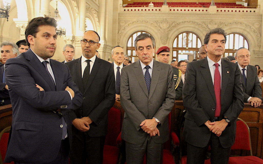 Patrick Klugman, Harlem Désir, François Fillon et Pierre Lellouche, lors de l’hommage rendu à Shimon Peres à la synagogue de la Victoire ce 29 septembre 2016. (Crédit : Glenn Cloarec/Times of Israël)