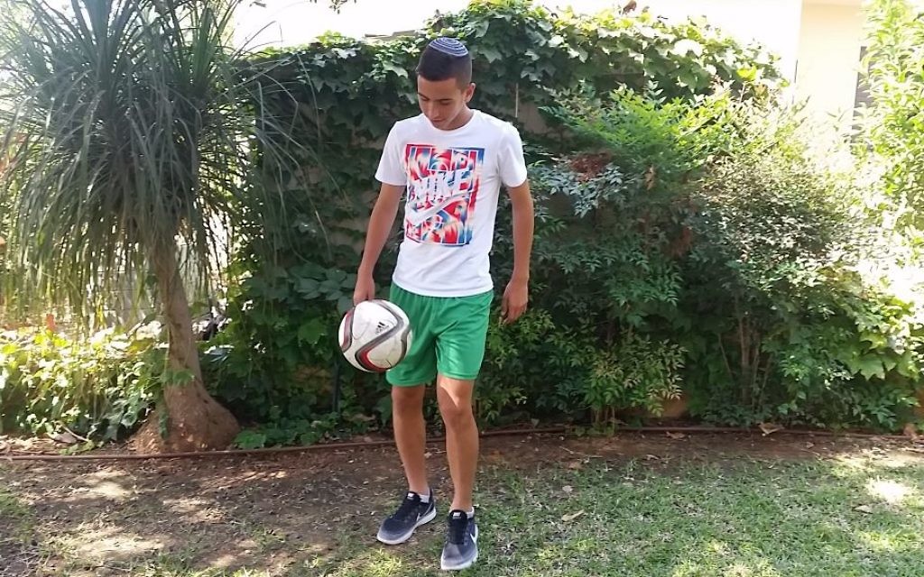 Shachar Shpaier, adolescent de 16 ans qui joue au football à Kfar Saba, est le seul joueur pratiquant de son équipe. (Crédit : Moshe Shpaier)