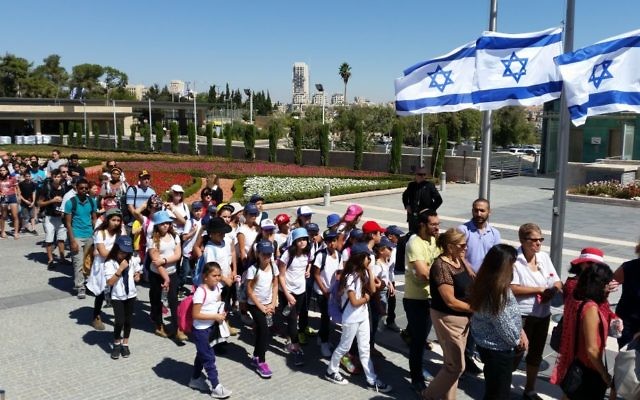 Les Israéliens rendent un dernier hommage au neuvième président d'Israël, Shimon Peres, sur la place de la Knesset, à Jérusalem, le 29 septembre 2016. (Crédit : Raphael Ahren/Times of Israel) Les Israéliens rendent un dernier hommage au neuvième président d'Israël, Shimon Peres, sur la place de la Knesset, à Jérusalem, le 29 septembre 2016. (Crédit : Raphael Ahren/Times of Israel)