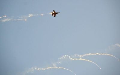 Un avion F-16 de l'armée de l'air israélienne pendant une démonstration, le 31 décembre 2015. (Crédit : Hagar Amibar/Israel Air Force/Flickr)