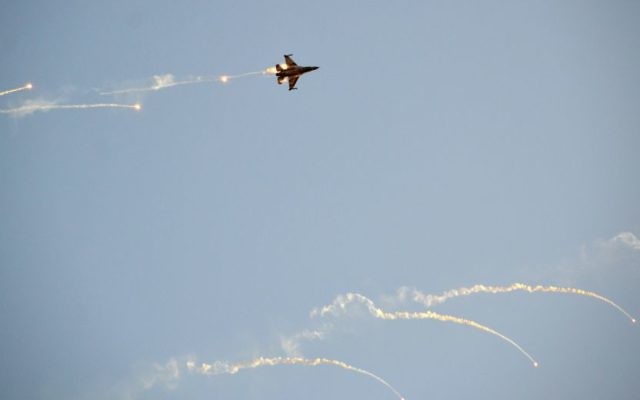 Un avion F-16 de l'armée de l'air israélienne pendant une démonstration, le 31 décembre 2015. (Crédit : Hagar Amibar/Israel Air Force/Flickr) Un avion F-16 de l'armée de l'air israélienne pendant une démonstration, le 31 décembre 2015. (Crédit : Hagar Amibar/Israel Air Force/Flickr)