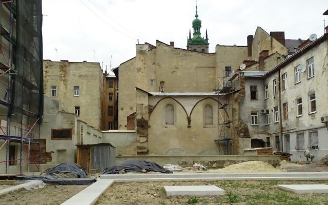 Un monument commémoratif en construction sur le site de la synagogue de la Rose d'Or à Lviv, en Ukraine, le 22 mai 2016. (Crédit : CC BY-SA 2.0 Adam Jones / Flickr) Un monument commémoratif en construction sur le site de la synagogue de la Rose d'Or à Lviv, en Ukraine, le 22 mai 2016. (Crédit : CC BY-SA 2.0 Adam Jones / Flickr)