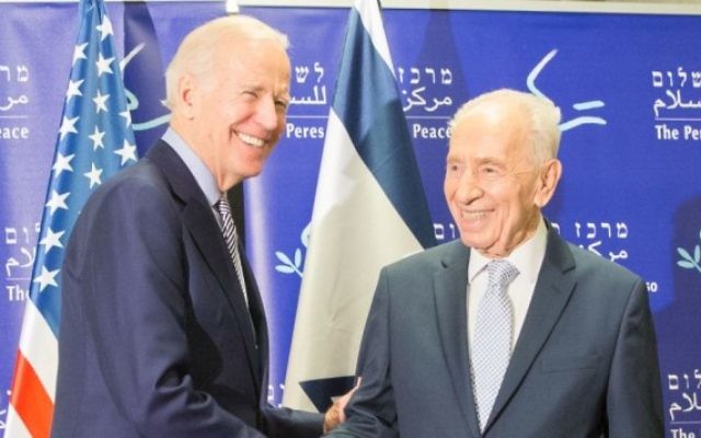 Le vice-président américain Joe Biden rencontre l'ancien président Shimon Peres à Jaffa le 8 mars 2016. (Crédit : Centre Peres pour la paix)