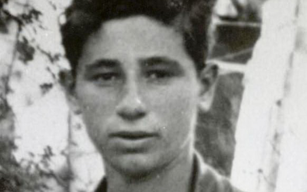 Shimon Peres enfant pendant un voyage avce la Fédération générale des étudiants et des jeunes travailleurs. (Crédit : archives de Shimon Peres) Shimon Peres enfant pendant un voyage avce la Fédération générale des étudiants et des jeunes travailleurs. (Crédit : archives de Shimon Peres)
